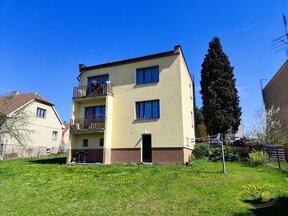 Dvougenerační rodinný dům se dvěma garážemi a zahradou v obci Borovany